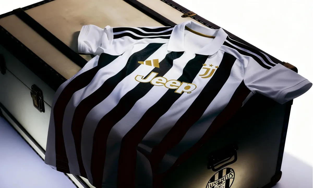 Negro, blanco y dorado se entrelazan en homenaje al clásico del 77: la camiseta local Juventus 26/27 se presenta con elegancia