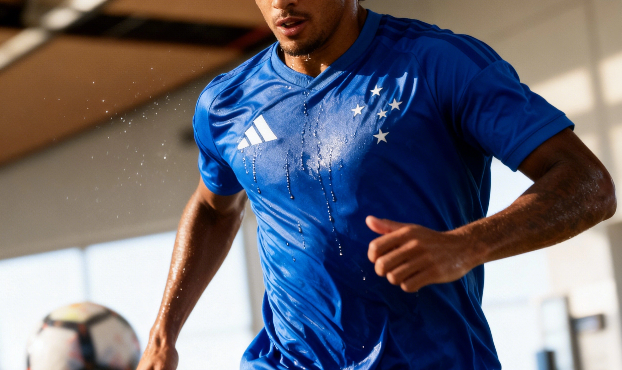 Lucas Silva, mediocampista del Cruzeiro, en acción durante un entrenamiento con la nueva camiseta 2026