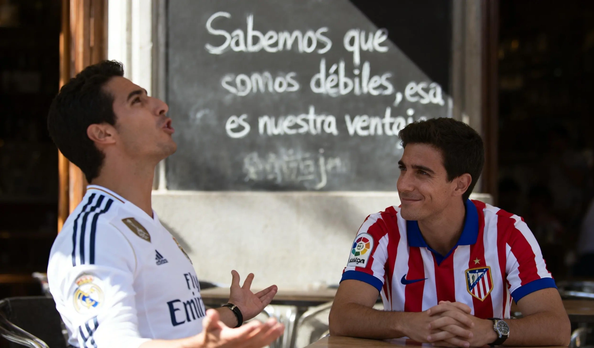 Un atlético presumiendo (con orgullo) delante de su amigo del Real Madrid.