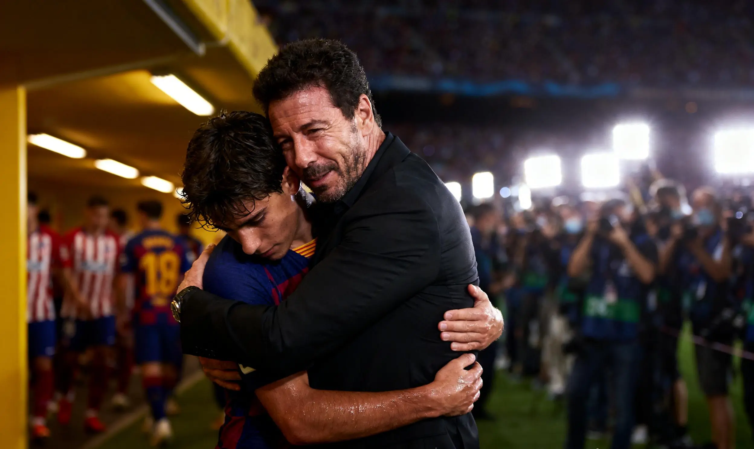 Simeone abraza a joven jugador del Barça abatido.