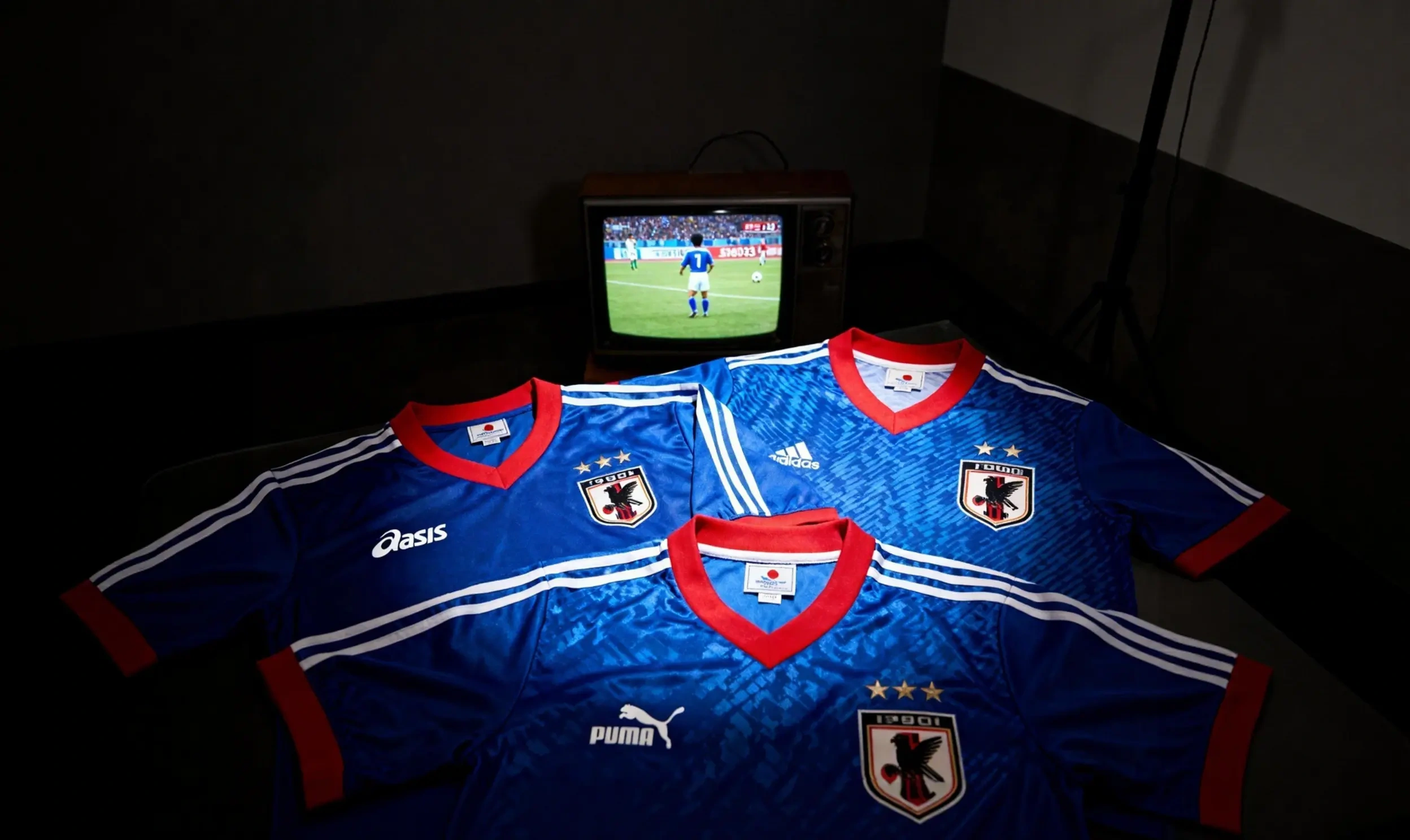 Camisetas azules de Japón de los 90, detalles de marcas y ambiente retro.