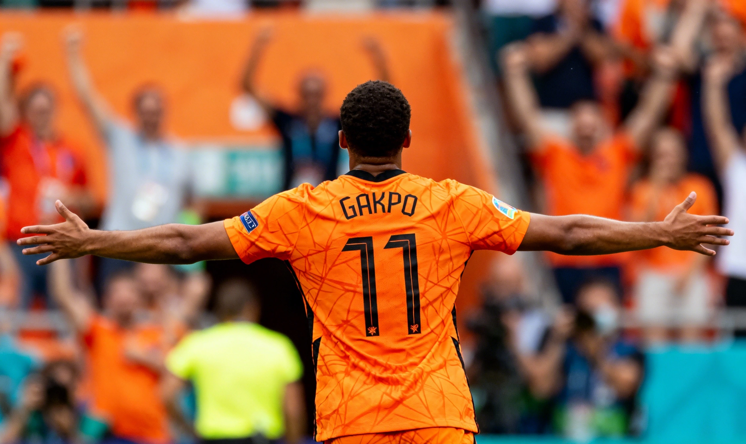 Cody Gakpo celebra su gol en la Eurocopa 2024 frente a la afición naranja