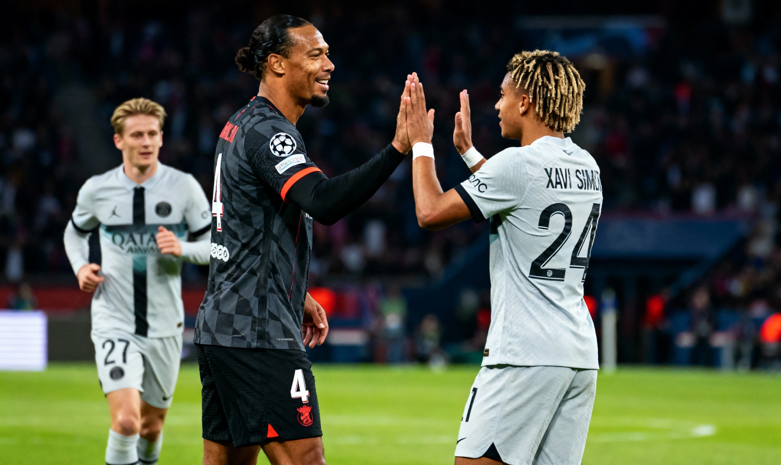 Virgil van Dijk y Xavi Simons interactúan durante un partido