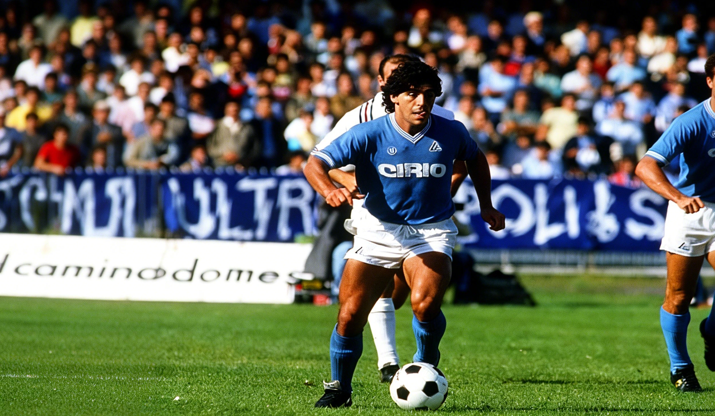 Diego Maradona en acción con el balón en un partido del Nápoles