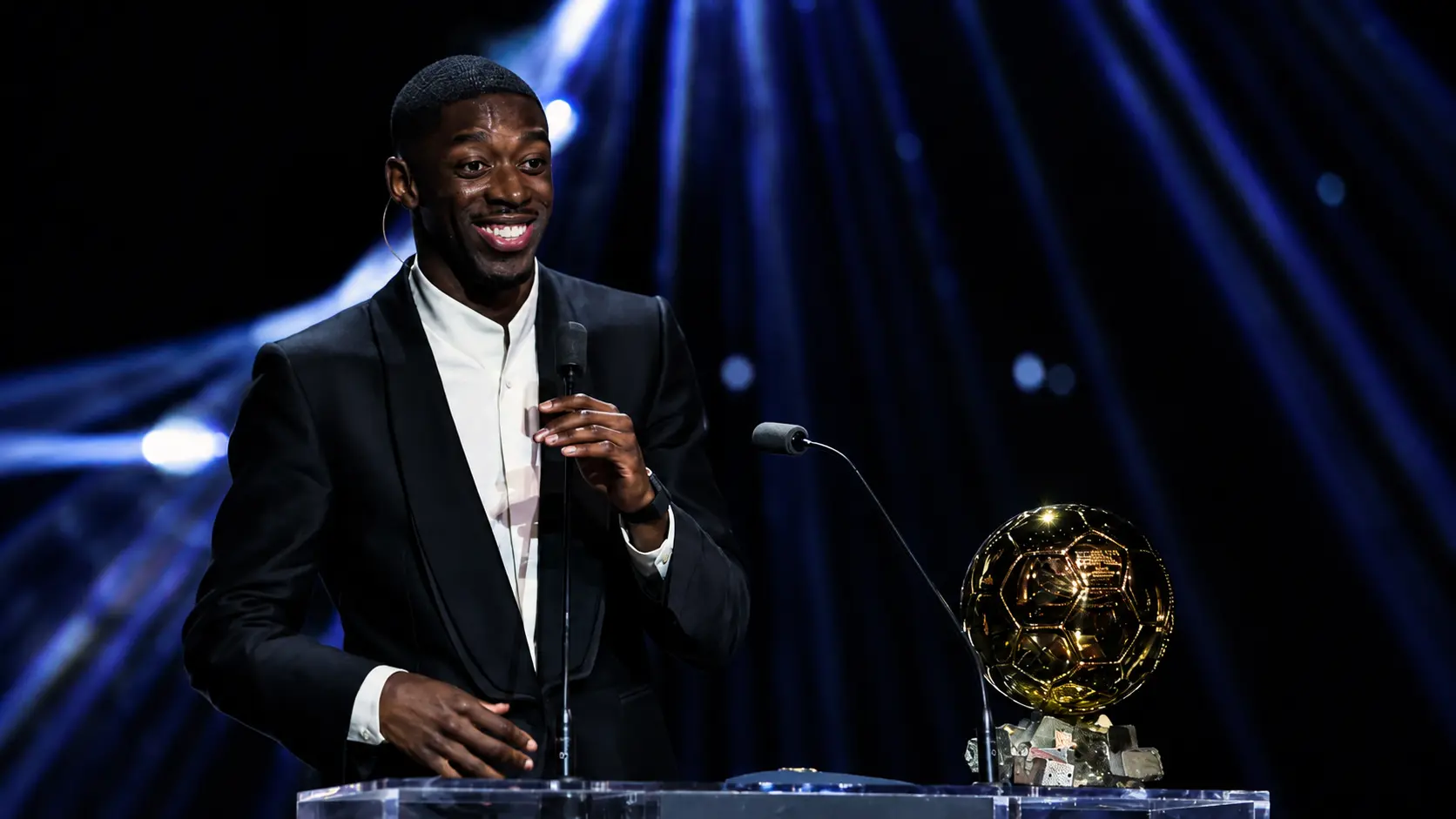 Ousmane Dembélé recibió el trofeo del Balón de Oro en el Teatro del Châtelet de París.