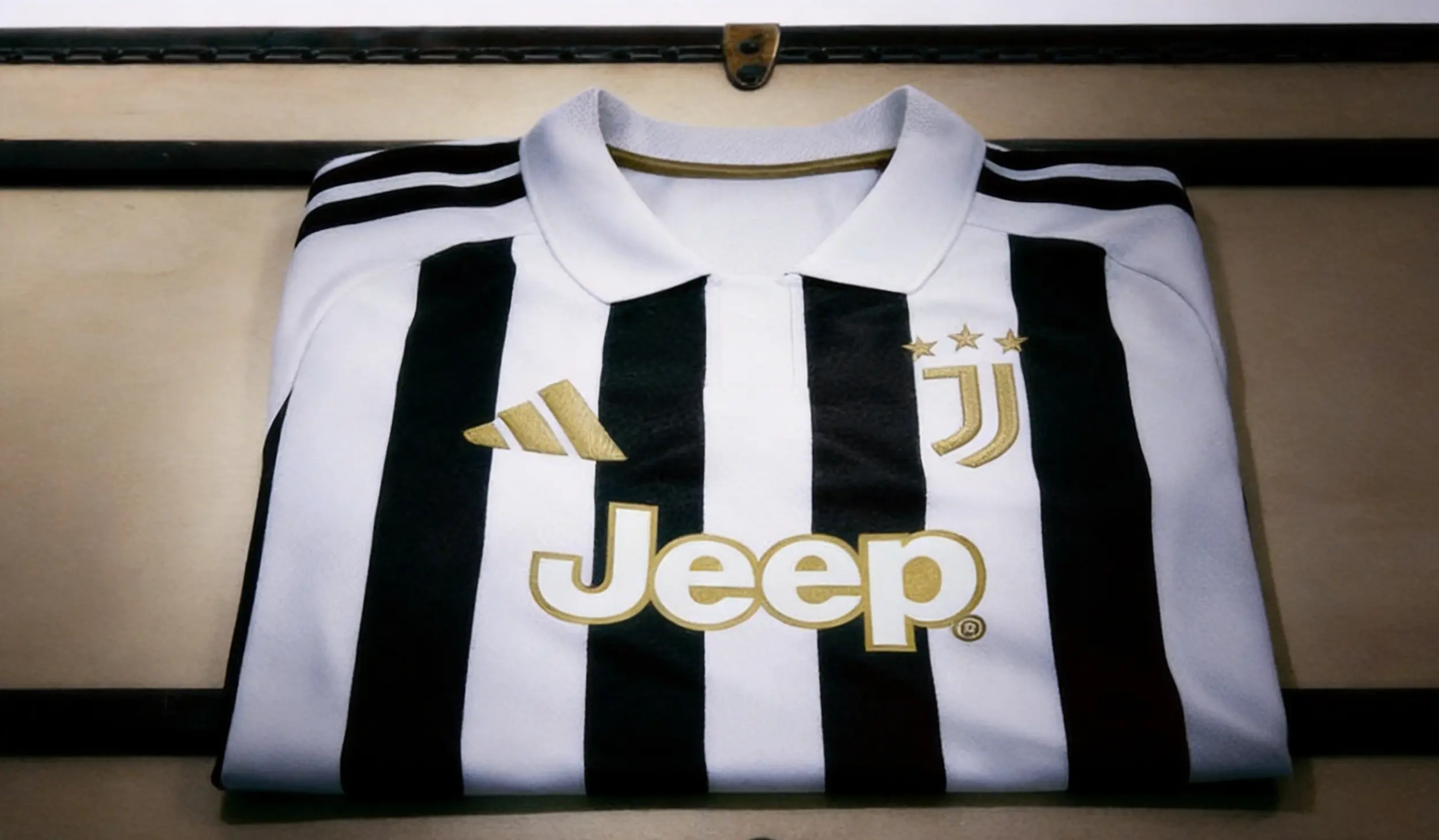 La camiseta de la Juventus 26/27 presenta un cuello polo clásico.