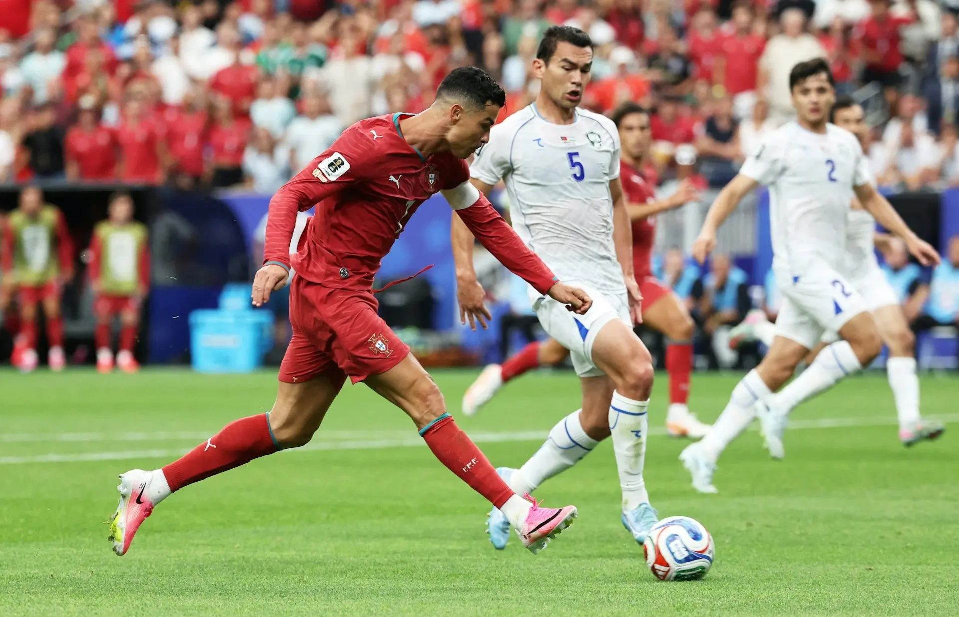 Cristiano Ronaldo abre el marcador con un gol tempranero y Portugal toma una ventaja de tres goles.