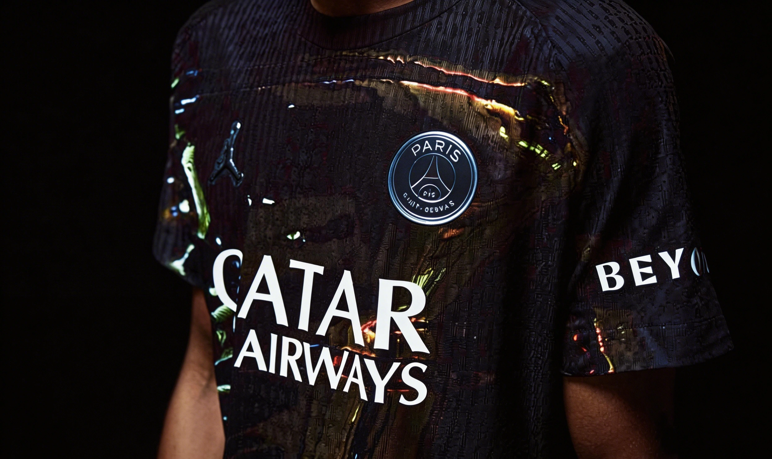 Paris Saint-Germain Jordan Brand Night Edition 2025-26 camiseta frontal, diseño negro con estampado cromado y reflejos metálicos