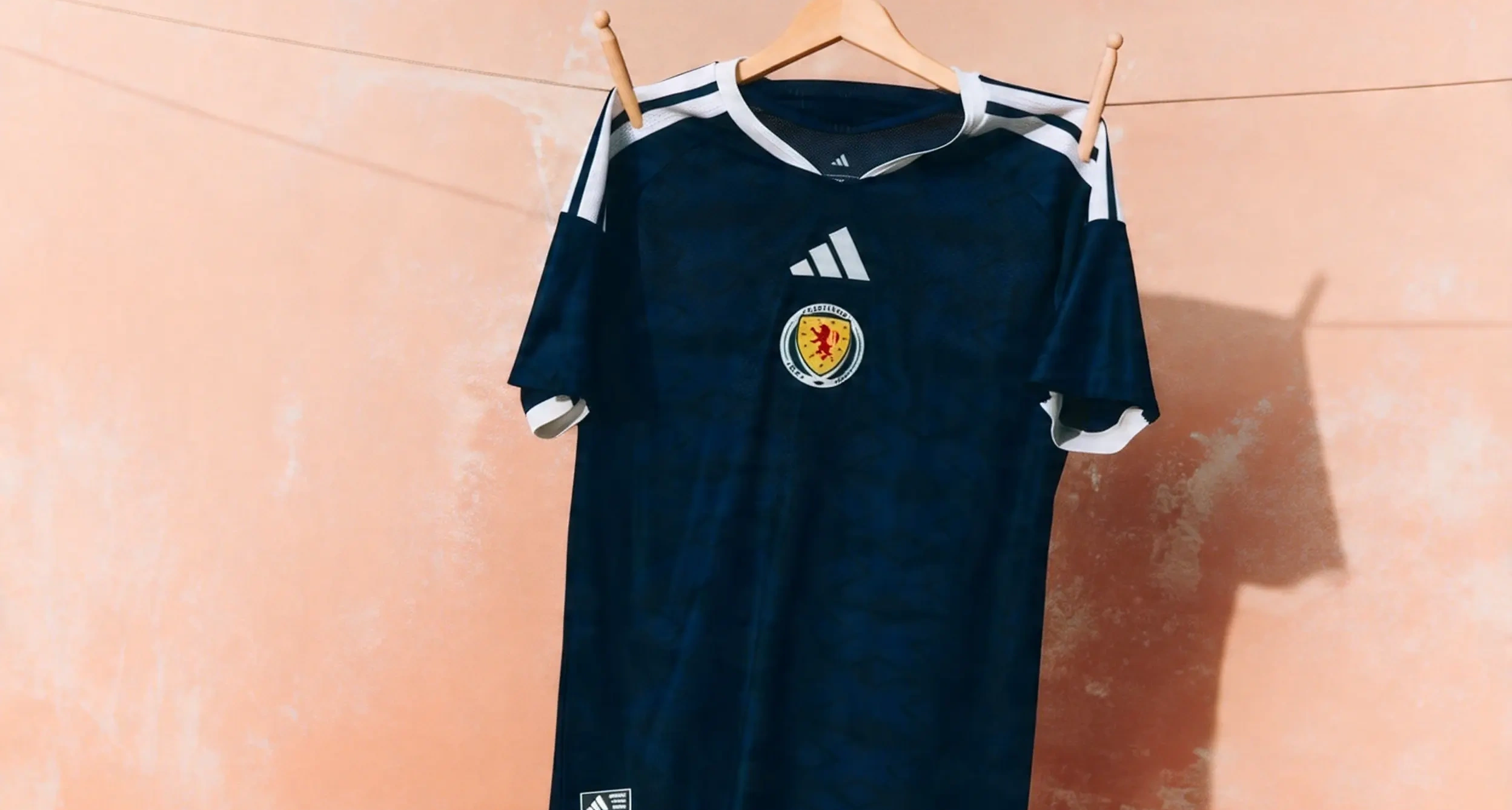 Camiseta local de Escocia en el Mundial 2026.