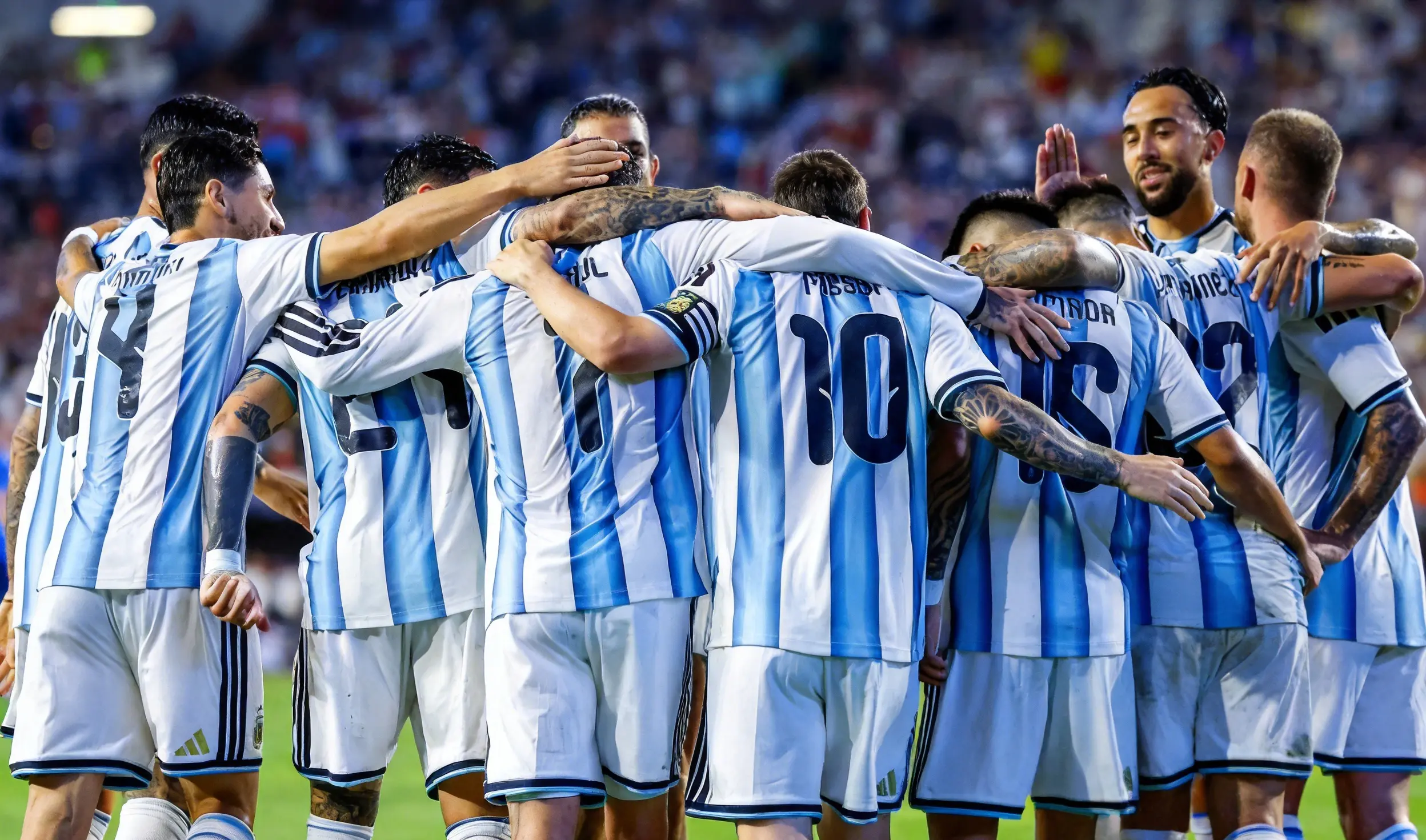 Argentina venció 3-0 a Argelia, con un hat-trick de Messi.