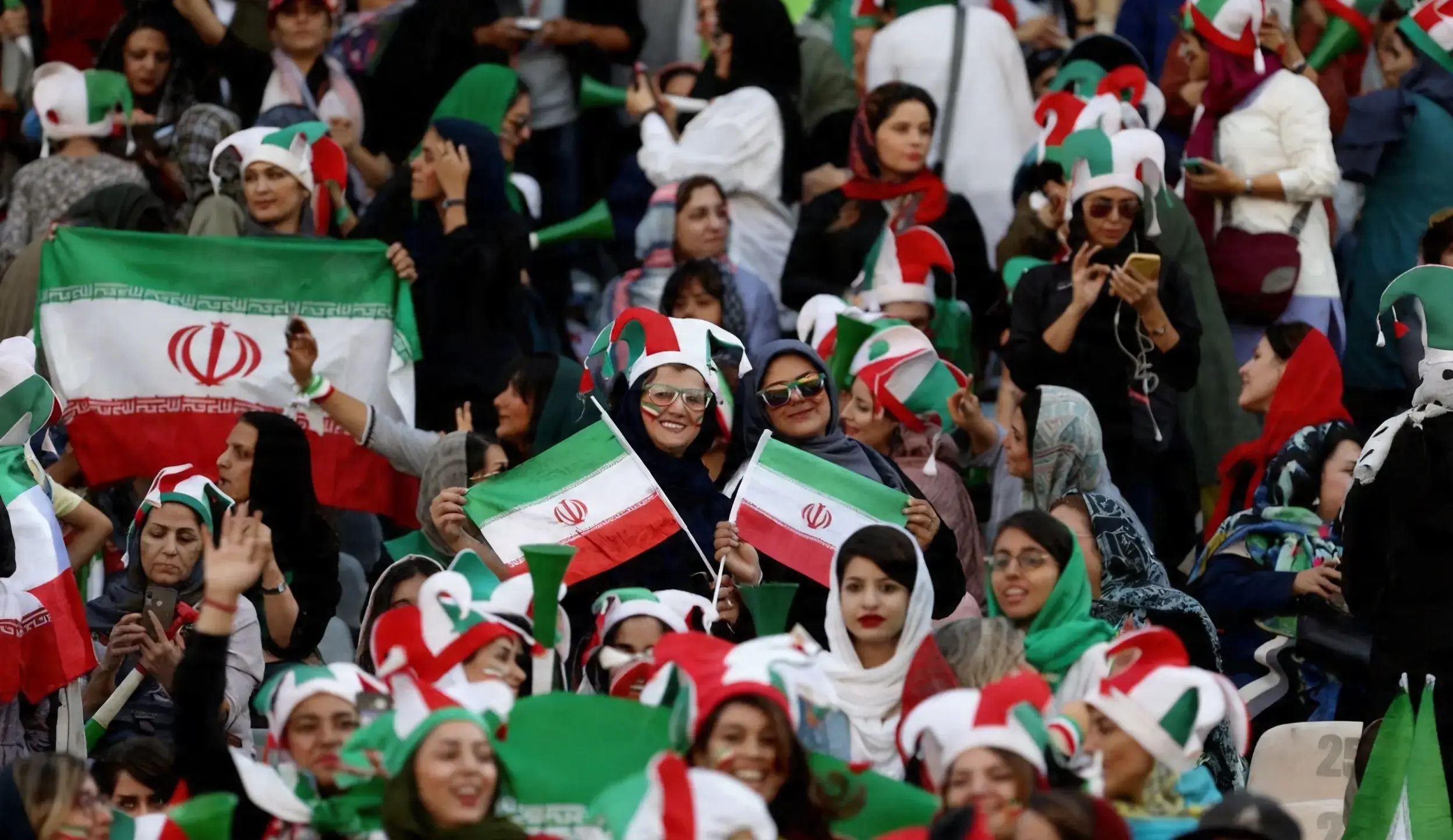 Mujeres iraníes aficionadas apoyando a la selección de Irán.