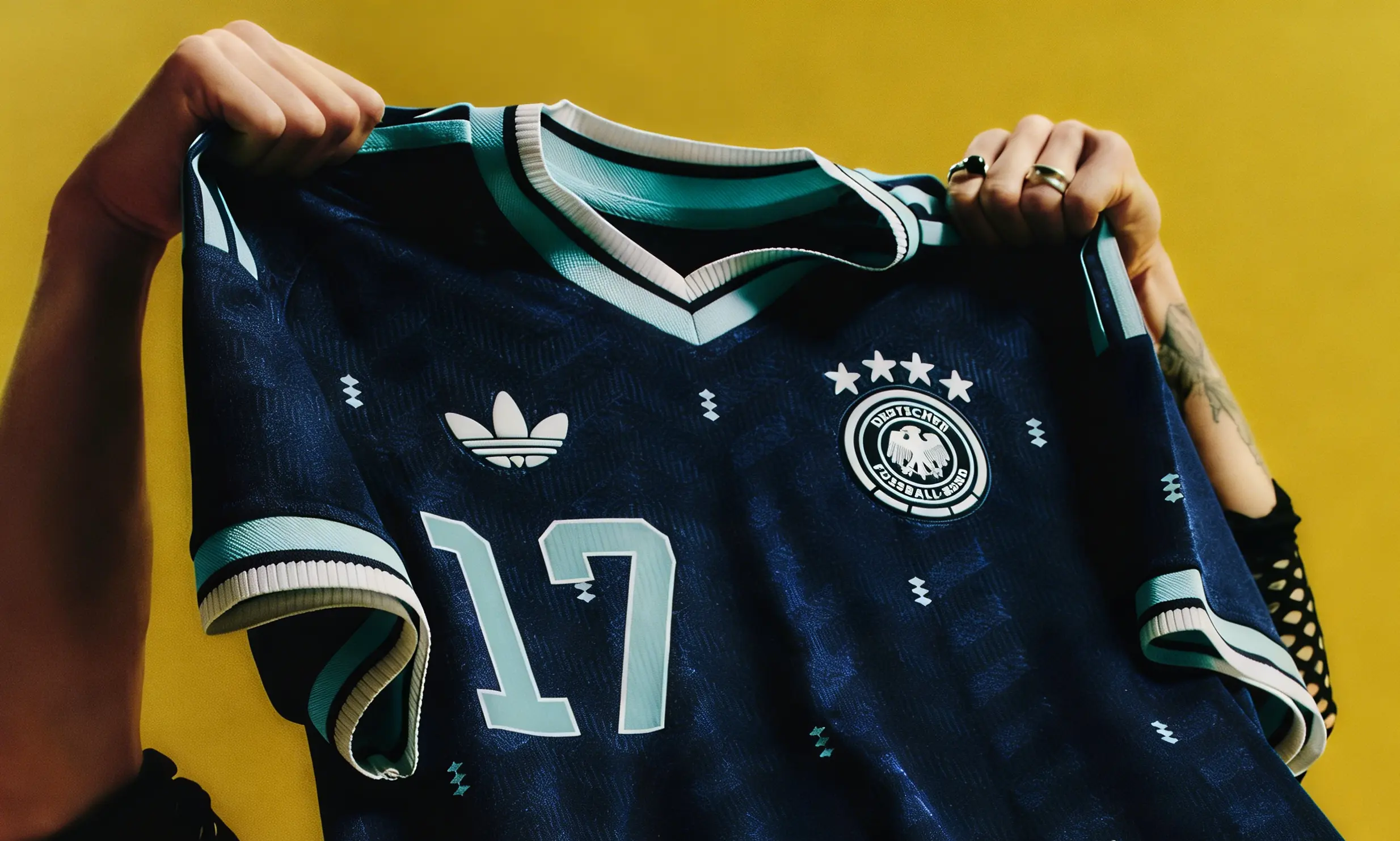 Camiseta Alemania 2026 visitante: azul marino oscuro y verde menta.